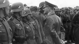 Adolf Hitler mit Wehrmachtssoldaten
